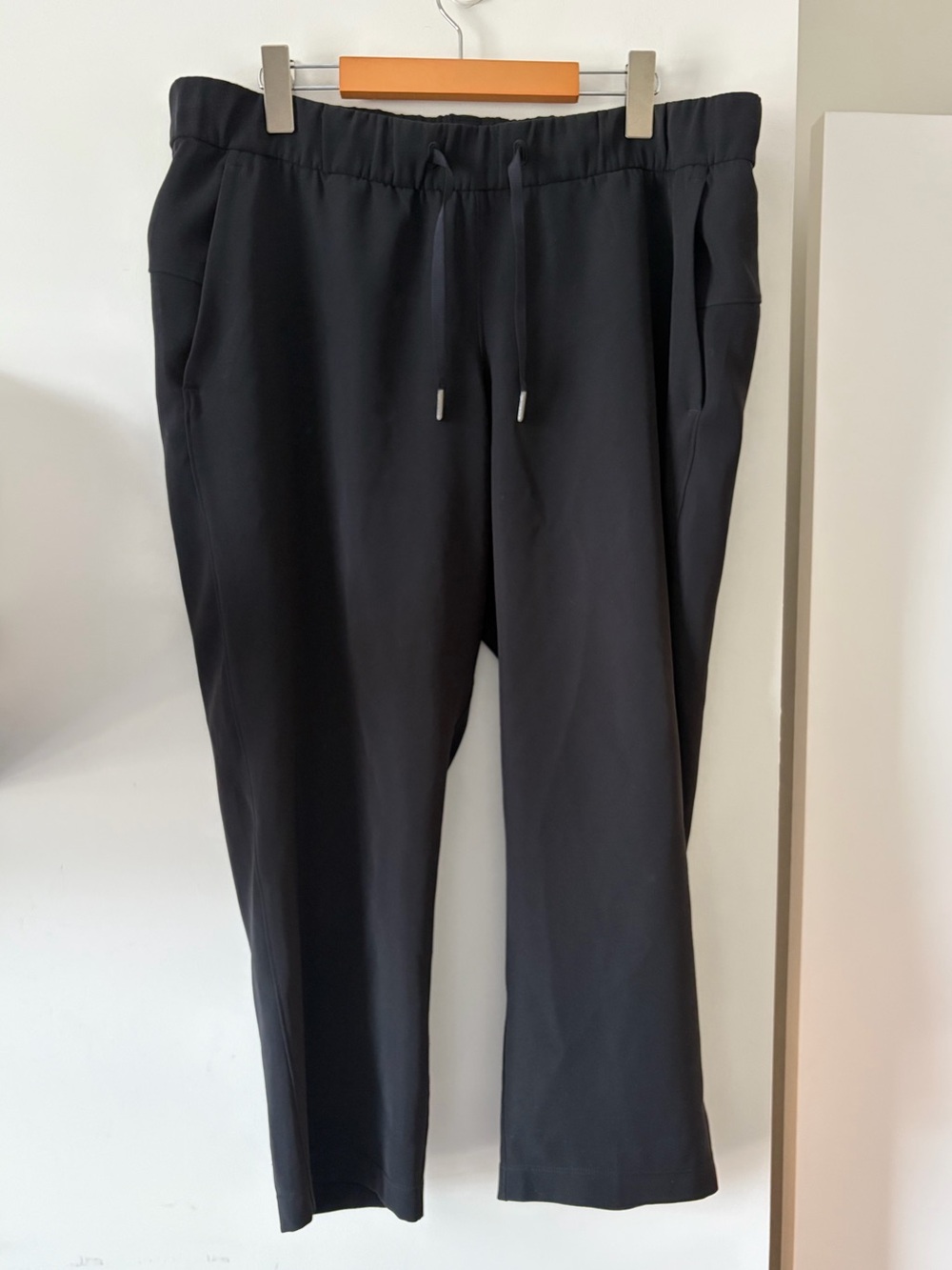 LULULEMON ON THE FIY CROPPED STRAIGHT LEG TROUSER PANT WOVEN BLACK SIZE 12 - Picture 4 of 8